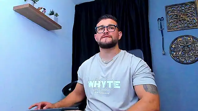 Snapshot of AndrewDiaz chatting on 02.02.26 AndrewDiaz online show from 02.02.26