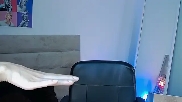 Snapshot of AllieEvans chatting on 02.21.25 AllieEvans online show from 02.21.25