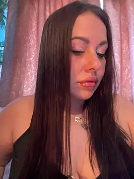 Snapshot of DaisyStreet chatting on 07.18.26 DaisyStreet online show from 07.18.26