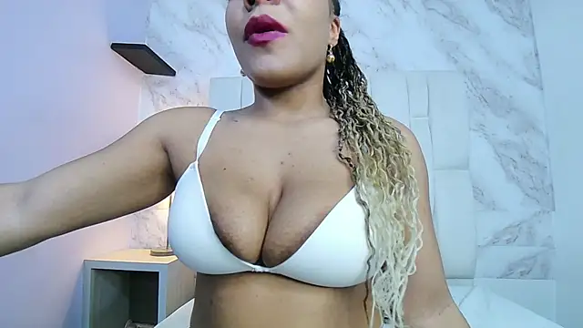 Snapshot of Hannagarces chatting on 03.11.25 Hannagarces online show from 03.11.25