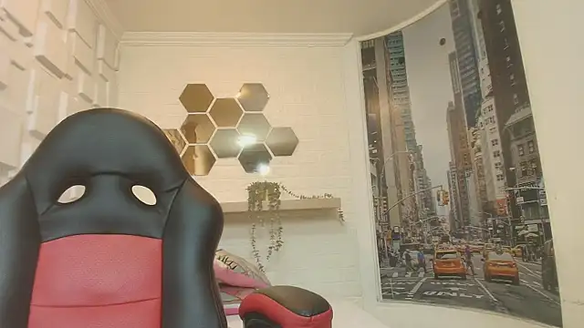 Snapshot of Hannagarces chatting on 10.14.25 Hannagarces online show from 10.14.25