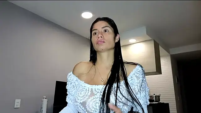 Snapshot of Alondra_fetish chatting on 06.20.26 Alondra fetish online show from 06.20.26