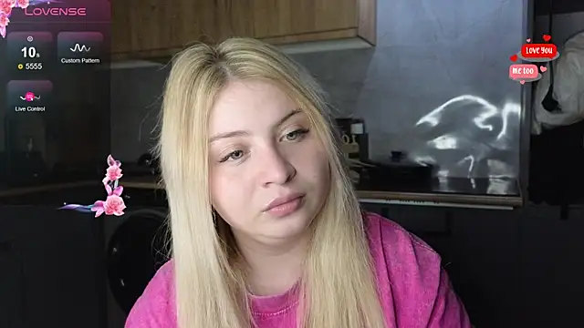 Snapshot of shy_blondiee chatting on 04.16.26 shy blondiee online show from 04.16.26