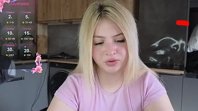 Snapshot of shy_blondiee chatting on 04.17.26 shy blondiee online show from 04.17.26