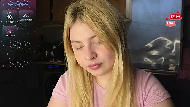 Snapshot of shy_blondiee chatting on 04.30.26 shy blondiee online show from 04.30.26