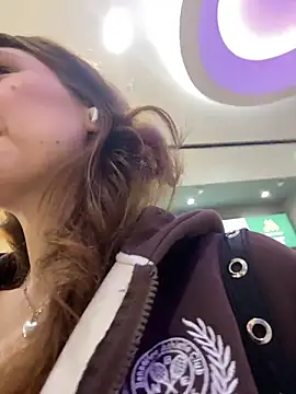 Snapshot of QuitieLia chatting on 03.18.26 QuitieLia online show from 03.18.26