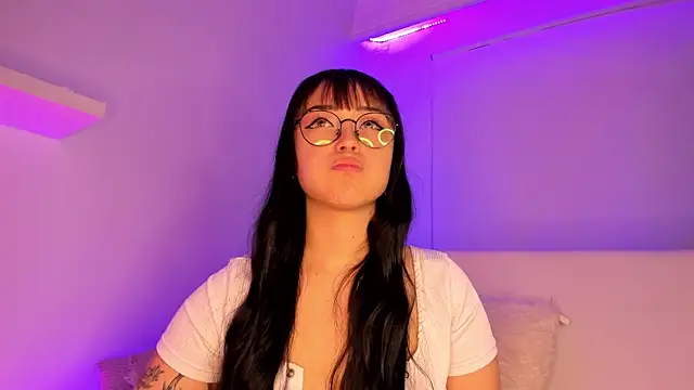 Snapshot of Gloomydoll chatting on 01.16.25 Gloomydoll online show from 01.16.25