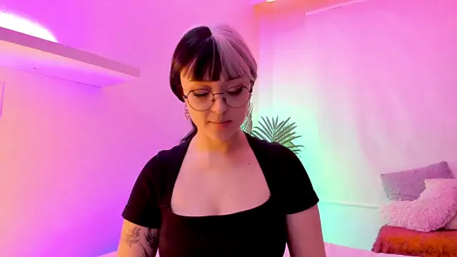 Snapshot of Gloomydoll chatting on 11.14.25 Gloomydoll online show from 11.14.25