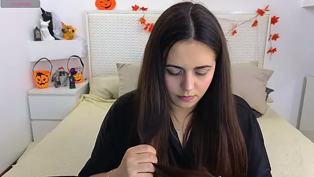 Snapshot of Eva_Rogers_ chatting on 10.31.25 Eva Rogers  online show from 10.31.25