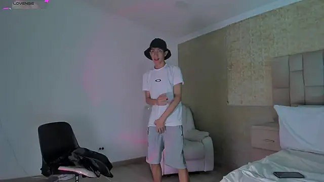 Snapshot of DereckCooperr chatting on 01.07.25 DereckCooperr online show from 01.07.25