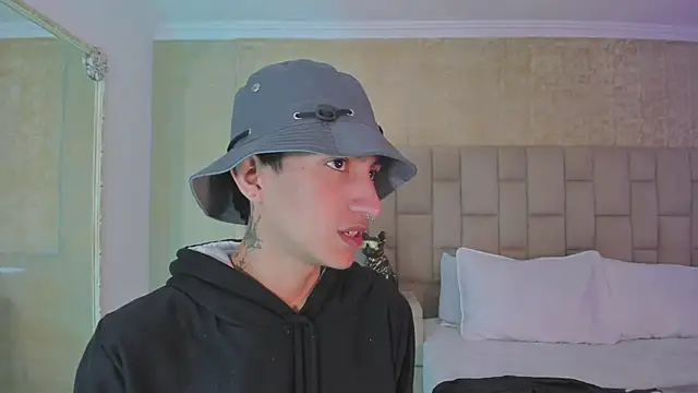 Snapshot of DereckCooperr chatting on 01.19.25 DereckCooperr online show from 01.19.25