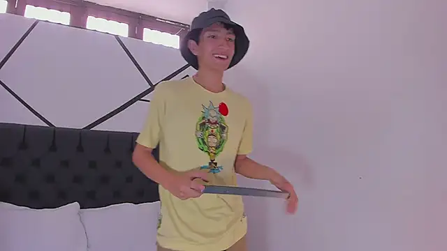 Snapshot of DereckCooperr chatting on 02.10.25 DereckCooperr online show from 02.10.25