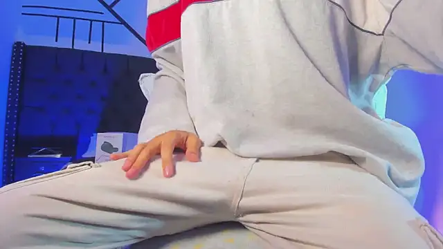 Snapshot of DereckCooperr chatting on 02.24.25 DereckCooperr online show from 02.24.25