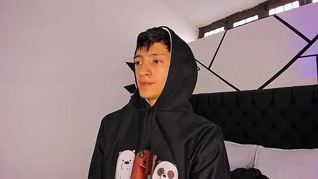 Snapshot of DereckCooperr chatting on 03.10.25 DereckCooperr online show from 03.10.25