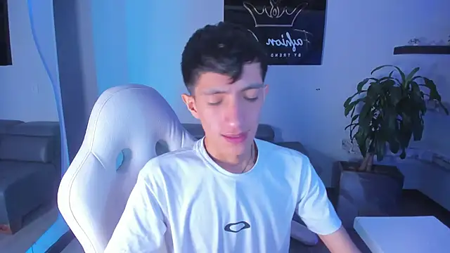 Snapshot of DereckCooperr chatting on 03.17.25 DereckCooperr online show from 03.17.25