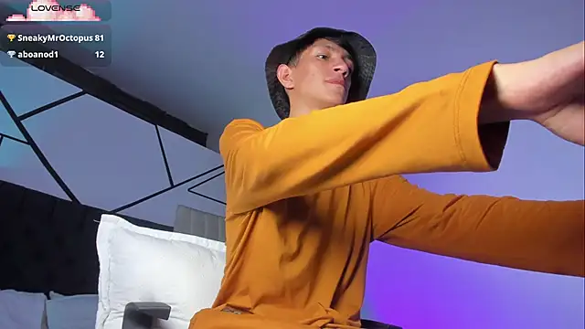 Snapshot of DereckCooperr chatting on 03.19.25 DereckCooperr online show from 03.19.25