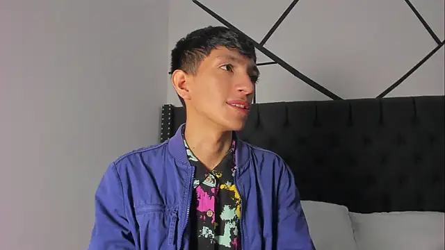 Snapshot of DereckCooperr chatting on 03.19.25 DereckCooperr online show from 03.19.25