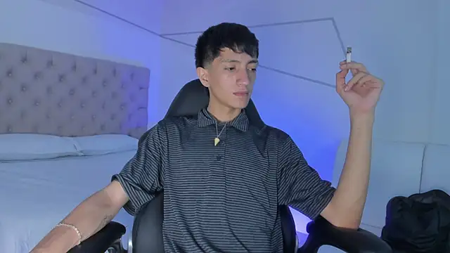 Snapshot of DereckCooperr chatting on 10.03.25 DereckCooperr online show from 10.03.25