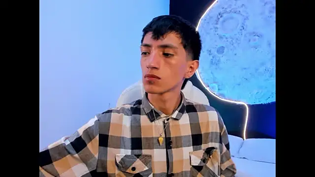 Snapshot of DereckCooperr chatting on 10.05.25 DereckCooperr online show from 10.05.25