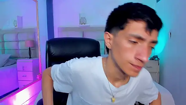 Snapshot of DereckCooperr chatting on 10.06.25 DereckCooperr online show from 10.06.25