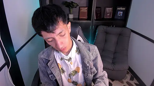 Snapshot of DereckCooperr chatting on 10.10.25 DereckCooperr online show from 10.10.25