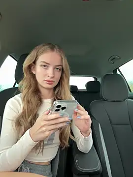 Snapshot of EvieEvans chatting on 09.15.25 EvieEvans online show from 09.15.25