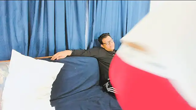 Snapshot of _Araboys_ chatting on 11.23.25 Araboys online show from 11.23.25