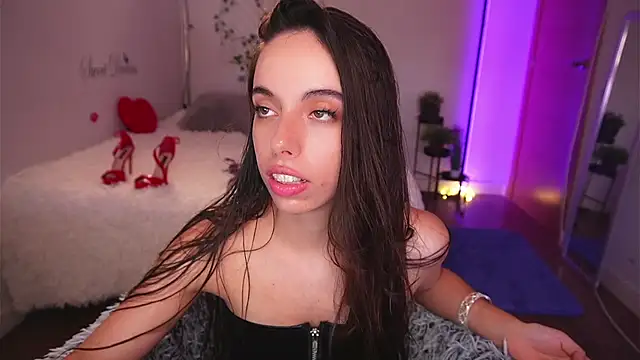 Snapshot of Dayna_Nebula chatting on 09.20.25 Dayna Nebula online show from 09.20.25