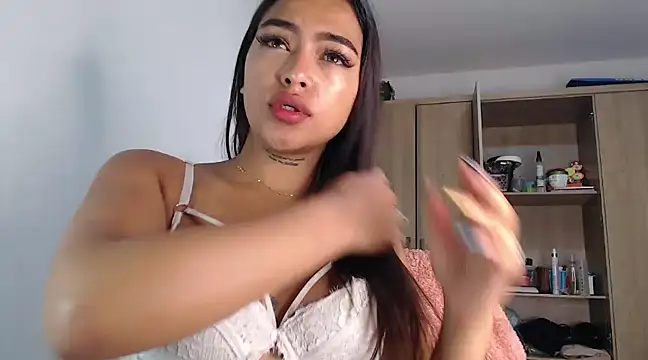 Snapshot of fairylatin222 chatting on 01.19.25 fairylatin222 online show from 01.19.25