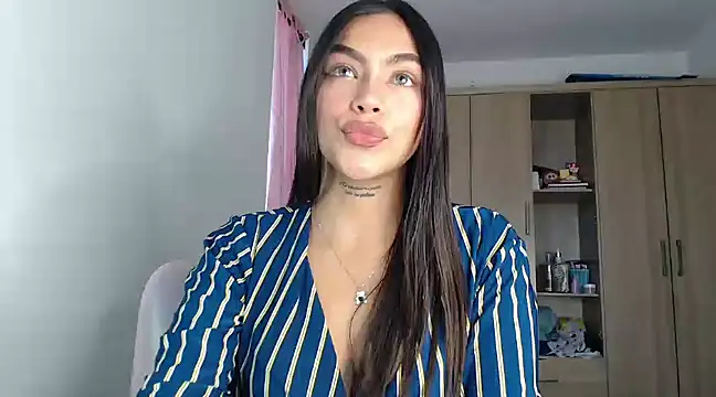 Snapshot of fairylatin222 chatting on 01.21.25 fairylatin222 online show from 01.21.25