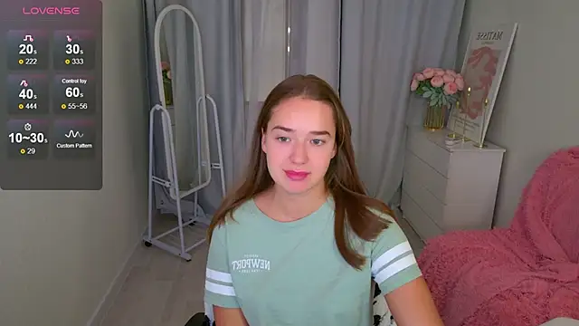 Snapshot of LovelyJessie chatting on 11.18.25 LovelyJessie online show from 11.18.25