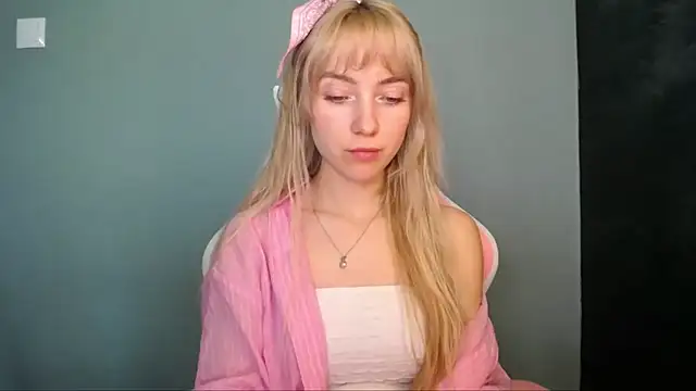 LuciaYoung online show from 04.25.26