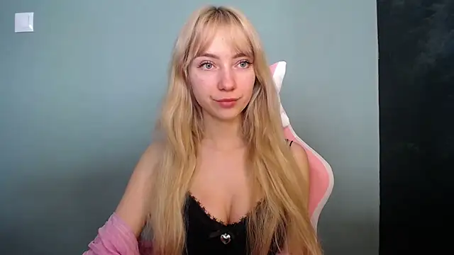 LuciaYoung online show from 05.04.26