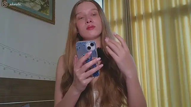 Snapshot of CutieBeauty chatting on 07.18.26 CutieBeauty online show from 07.18.26