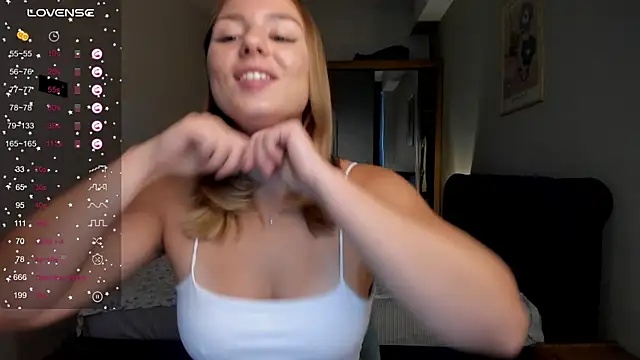 Snapshot of ThreeshaWhite chatting on 09.10.25 ThreeshaWhite online show from 09.10.25