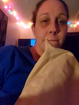 Snapshot of Hottmess011 chatting on 02.15.26 Hottmess011 online show from 02.15.26