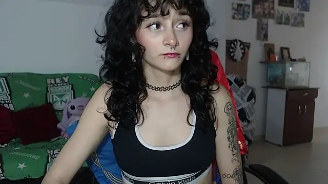 Snapshot of kitty22_ chatting on 12.13.24 kitty22 online show from 12.13.24