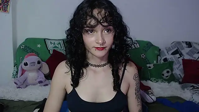 Snapshot of kitty22_ chatting on 12.28.24 kitty22 online show from 12.28.24