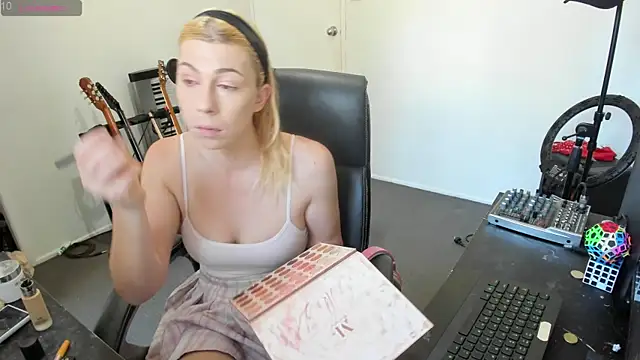 Snapshot of Ts-lucy-lux chatting on 10.06.25 Ts-lucy-lux online show from 10.06.25