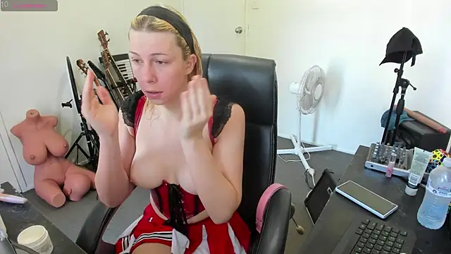 Snapshot of Ts-lucy-lux chatting on 11.05.25 Ts-lucy-lux online show from 11.05.25