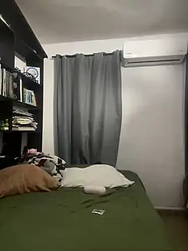 Snapshot of Magicerosxx69 chatting on 12.17.25 Magicerosxx69 online show from 12.17.25