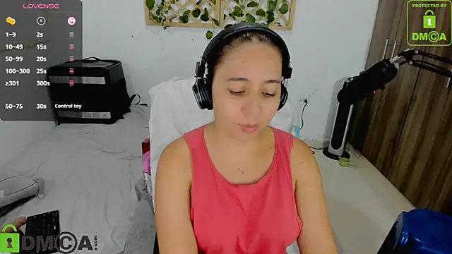 Snapshot of isa_loves_cum chatting on 02.01.26 isa loves cum online show from 02.01.26