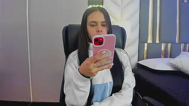 Snapshot of ChloeHarper_ chatting on 06.21.26 ChloeHarper online show from 06.21.26