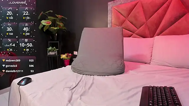 Snapshot of mia_milff chatting on 02.17.25 mia milff online show from 02.17.25