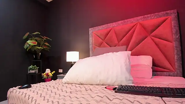 Snapshot of mia_milff chatting on 03.12.25 mia milff online show from 03.12.25