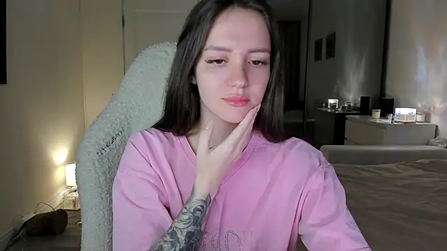 Snapshot of Sonia_moon_ chatting on 10.10.25 Sonia moon  online show from 10.10.25