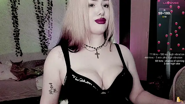 Snapshot of strawberry_elfcat chatting on 02.08.26 strawberry elfcat online show from 02.08.26