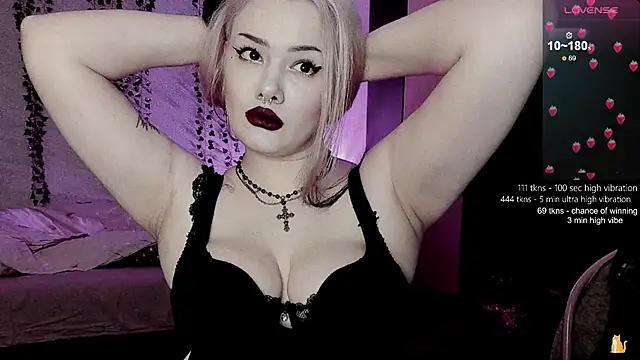 Snapshot of strawberry_elfcat chatting on 02.15.26 strawberry elfcat online show from 02.15.26