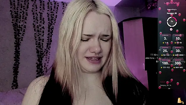 Snapshot of strawberry_elfcat chatting on 02.28.26 strawberry elfcat online show from 02.28.26