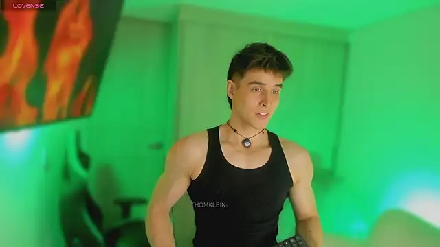 Snapshot of thomklein chatting on 03.11.26 thomklein online show from 03.11.26